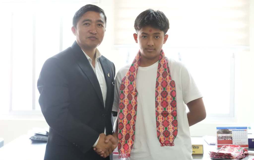 सदस्य सचिव घिसिङद्वारा ब्याडमिन्टन पदक विजेतालाई बधाइ