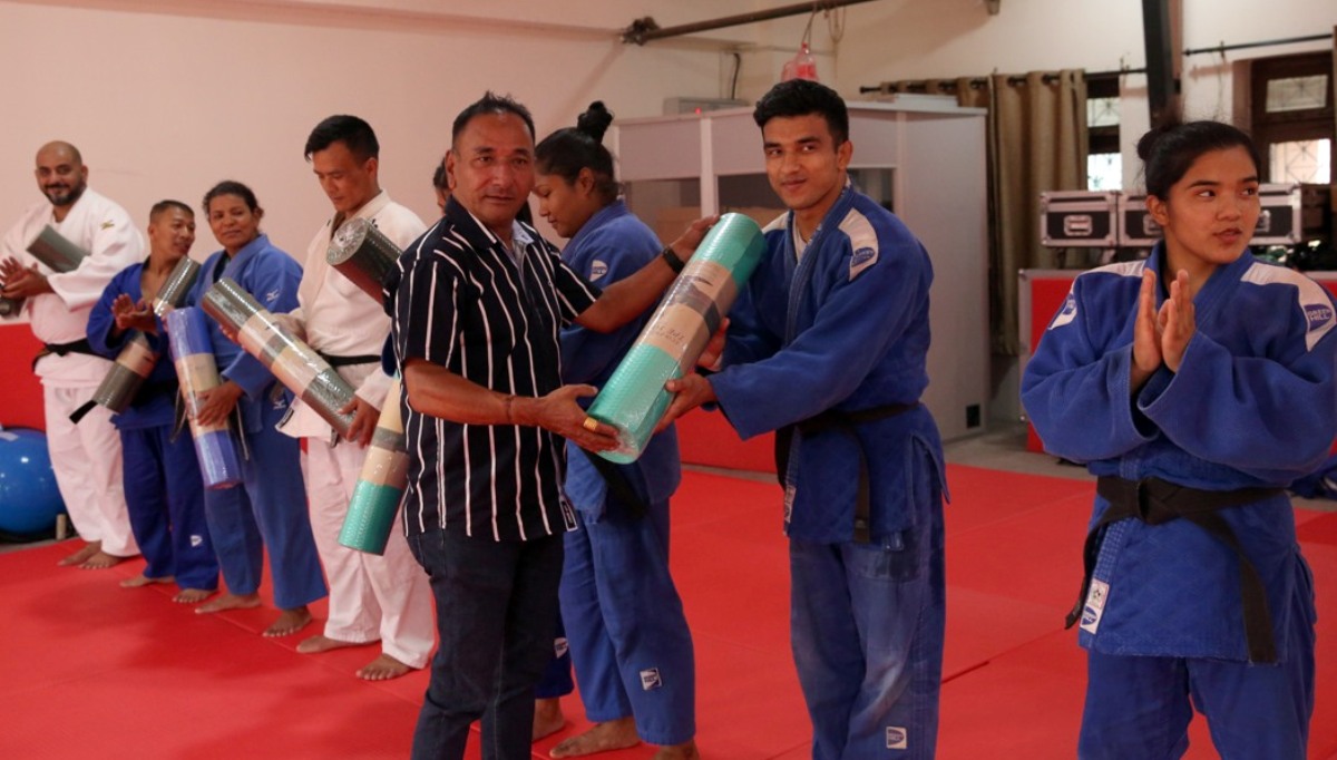 जुडो टोलीलाई श्रेष्ठद्वारा म्याट सहयोग