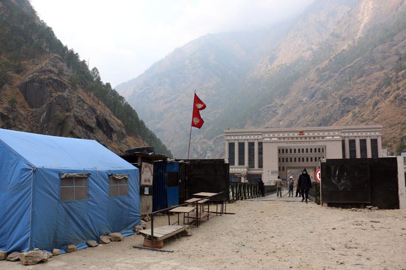 रसुवागढी पुग्ने सडक अवरुद्ध, थन्किए गोदाममै दसैंका सामान