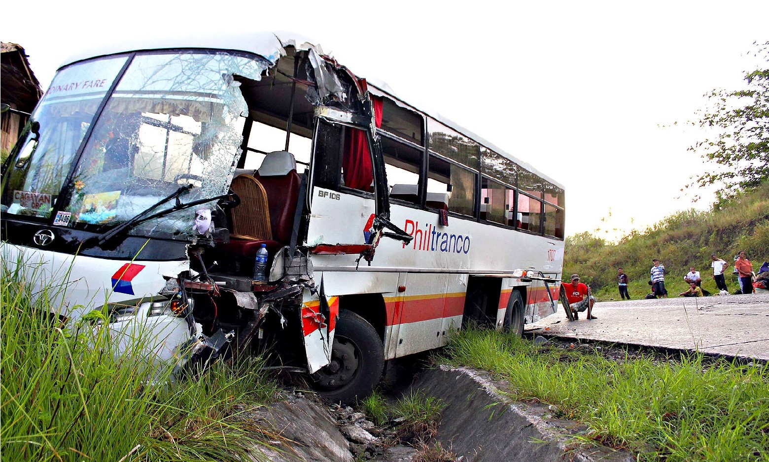 माइक्रो बस र ट्रक ठोकिदाँ एकको मृत्यु, १५ जना घार्इते