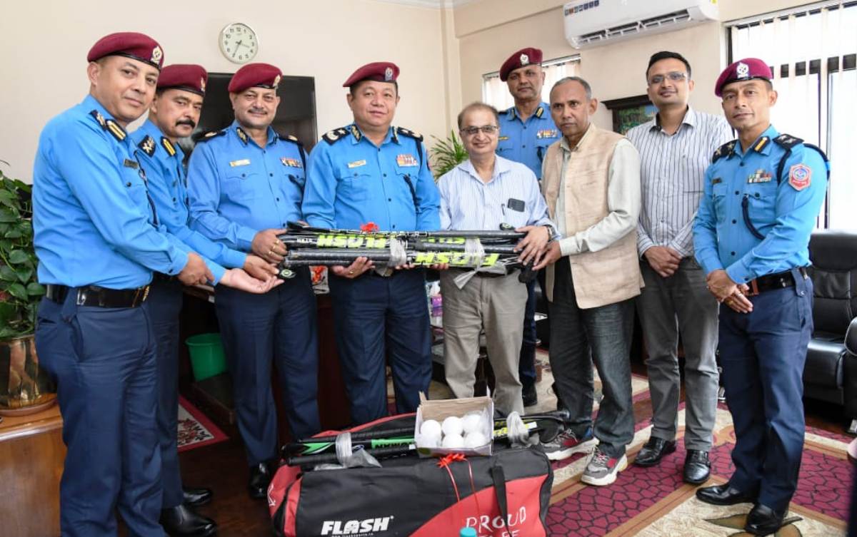 हक्की संघले प्रहरीको हक्की टिमलाई दियो खेल सामाग्री