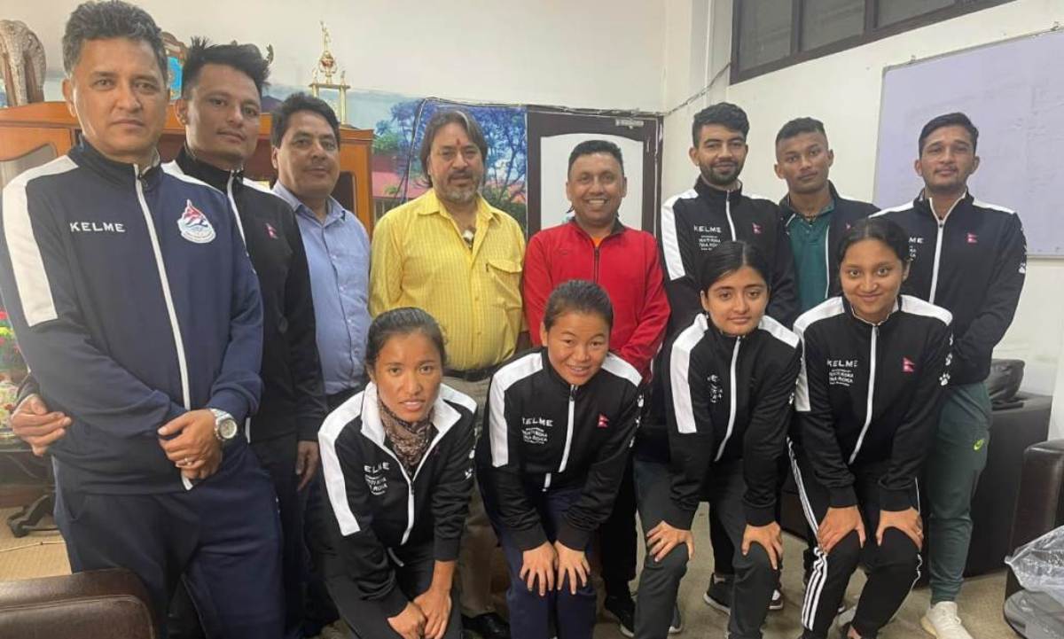 ब्याडमिन्टन प्रेमीद्वय रोकाद्वारा एसियाड टोलीलाई ट्रयाक सुट प्रदान