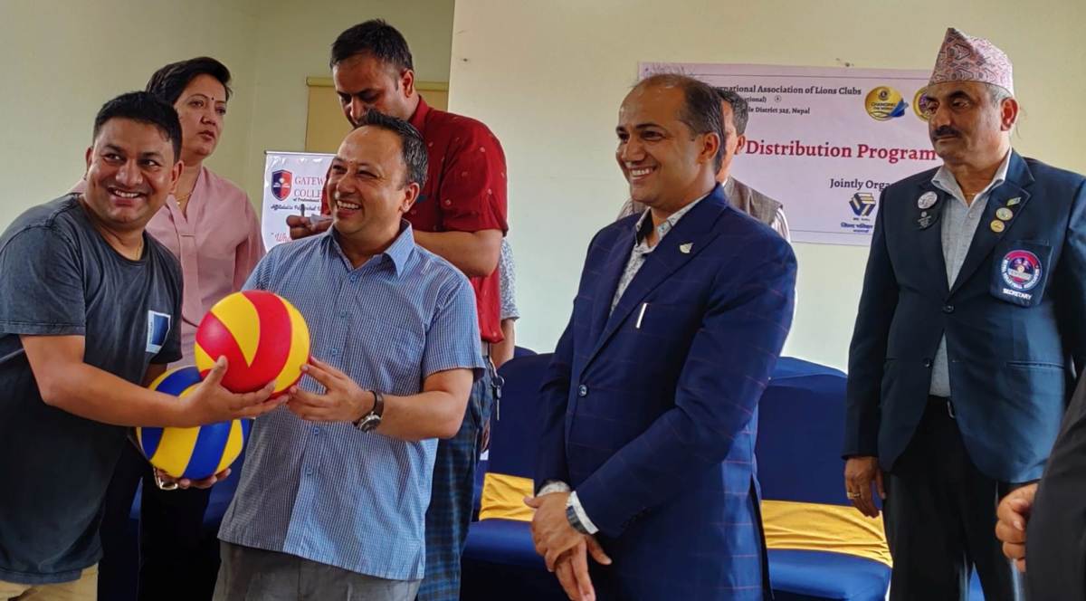 गेटवे कलेजद्वारा सामुदायीक विद्यालयहरूलाई भलिबल वितरण