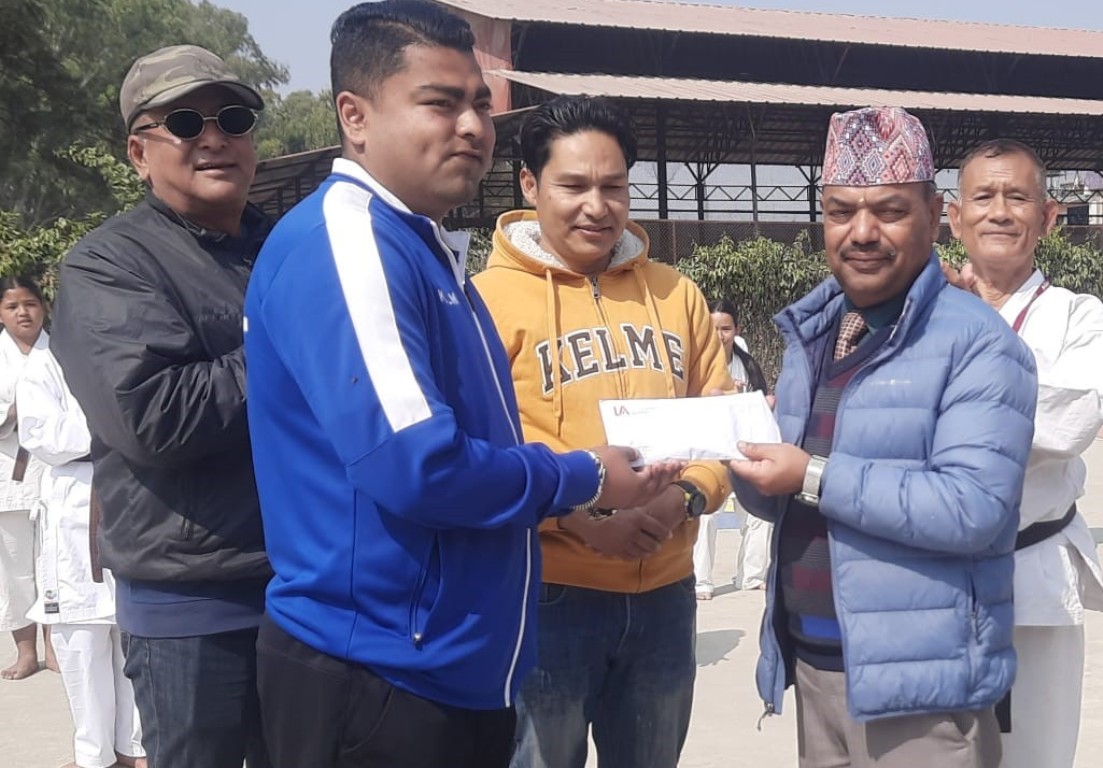 खेलाडी बिपिनलाई लिटिल एन्जलस स्कुलबाट उपचार खर्च हस्तान्तरण